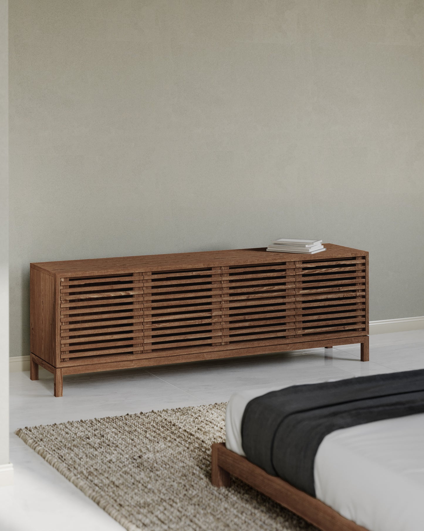 Mueble para televisor Tanner de madera de fresno de cuatro puertas en Roux