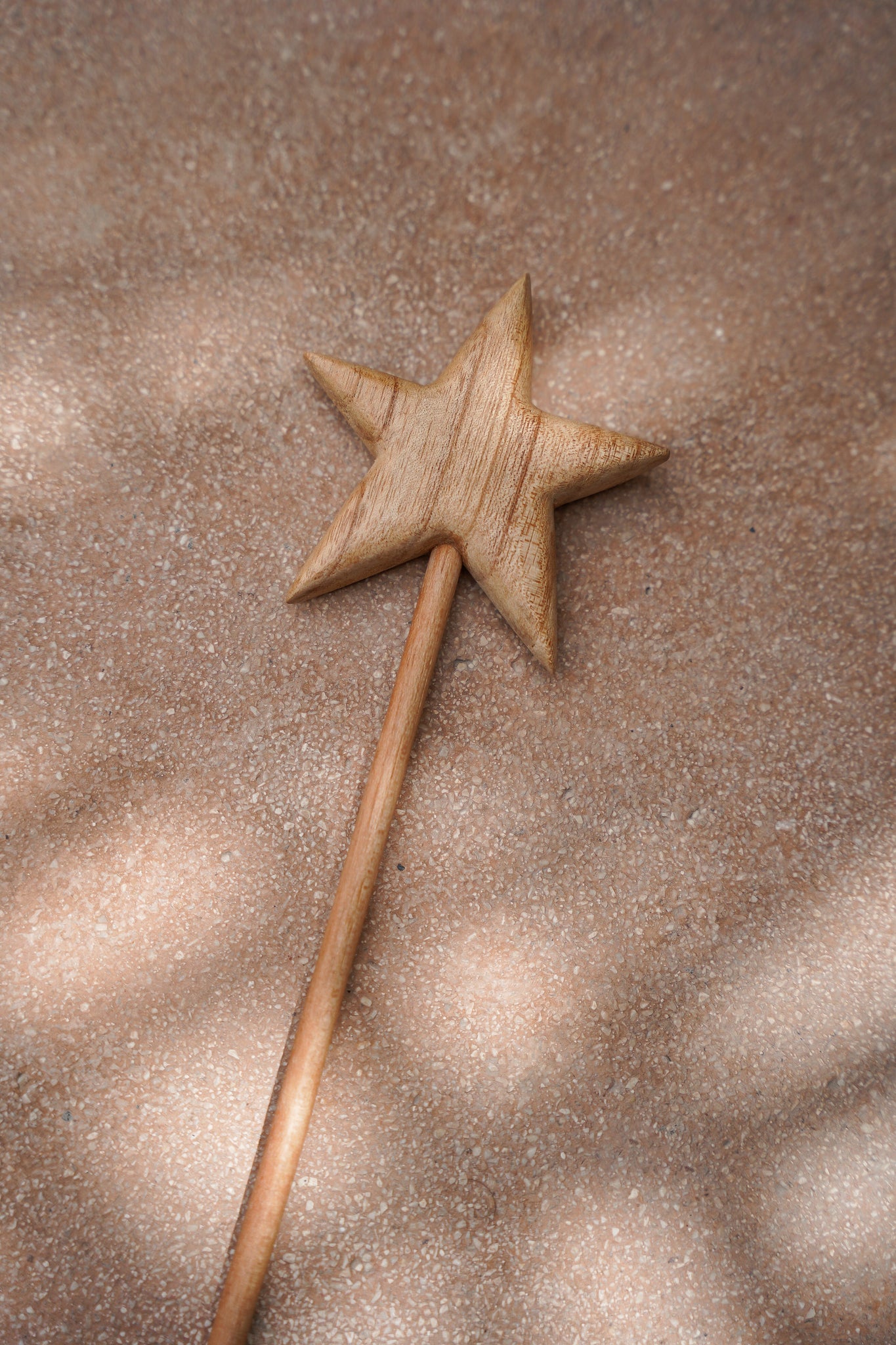 La varita mágica de la estrella de madera