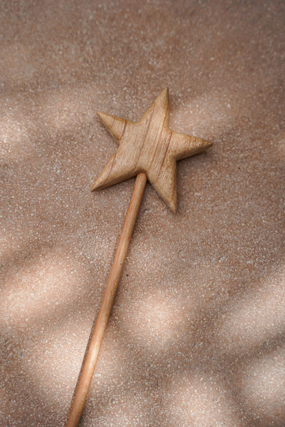 La varita mágica de la estrella de madera