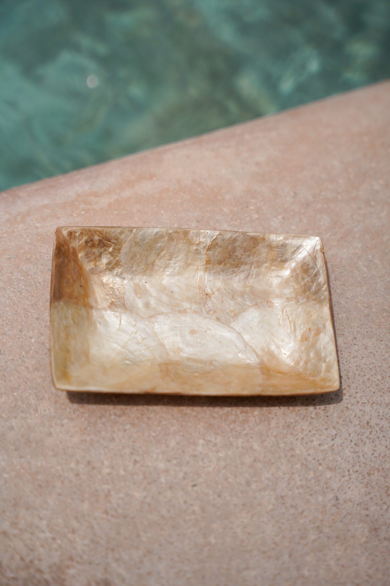La fuente dorada de conchas marinas