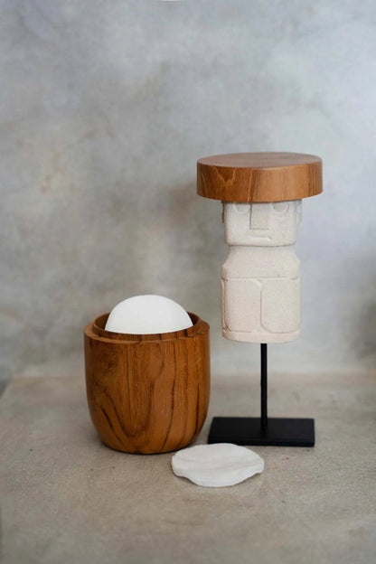 El hombre de Sumba sobre un pedestal