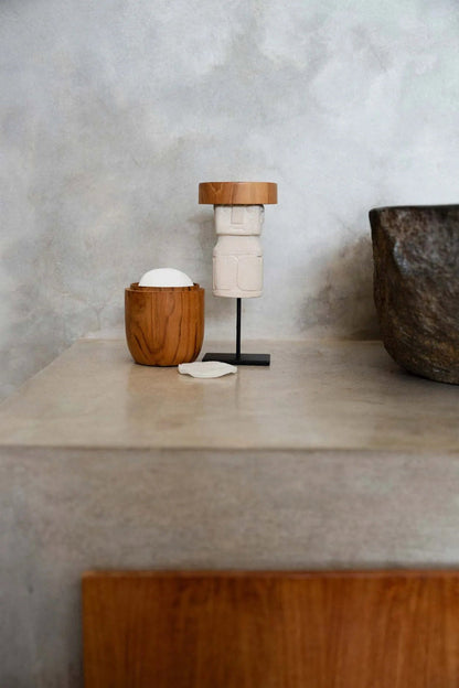 El hombre de Sumba sobre un pedestal