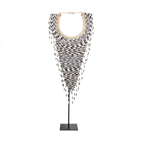 El collar de cuentas tribal con soporte - blanco y negro