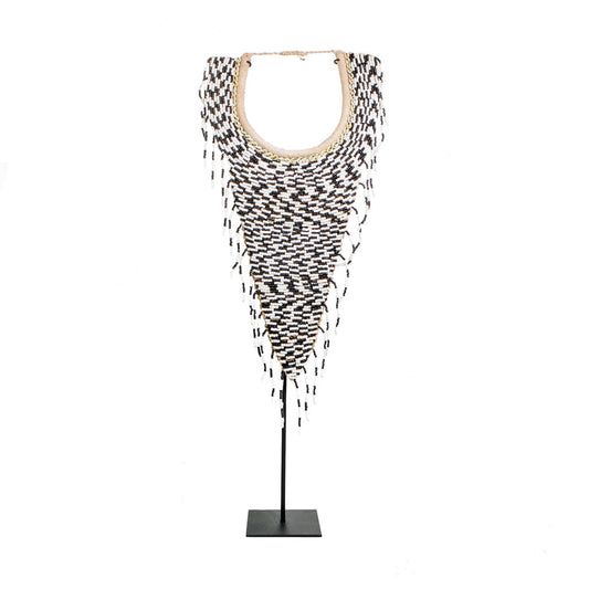 El collar de cuentas tribal con soporte - blanco y negro