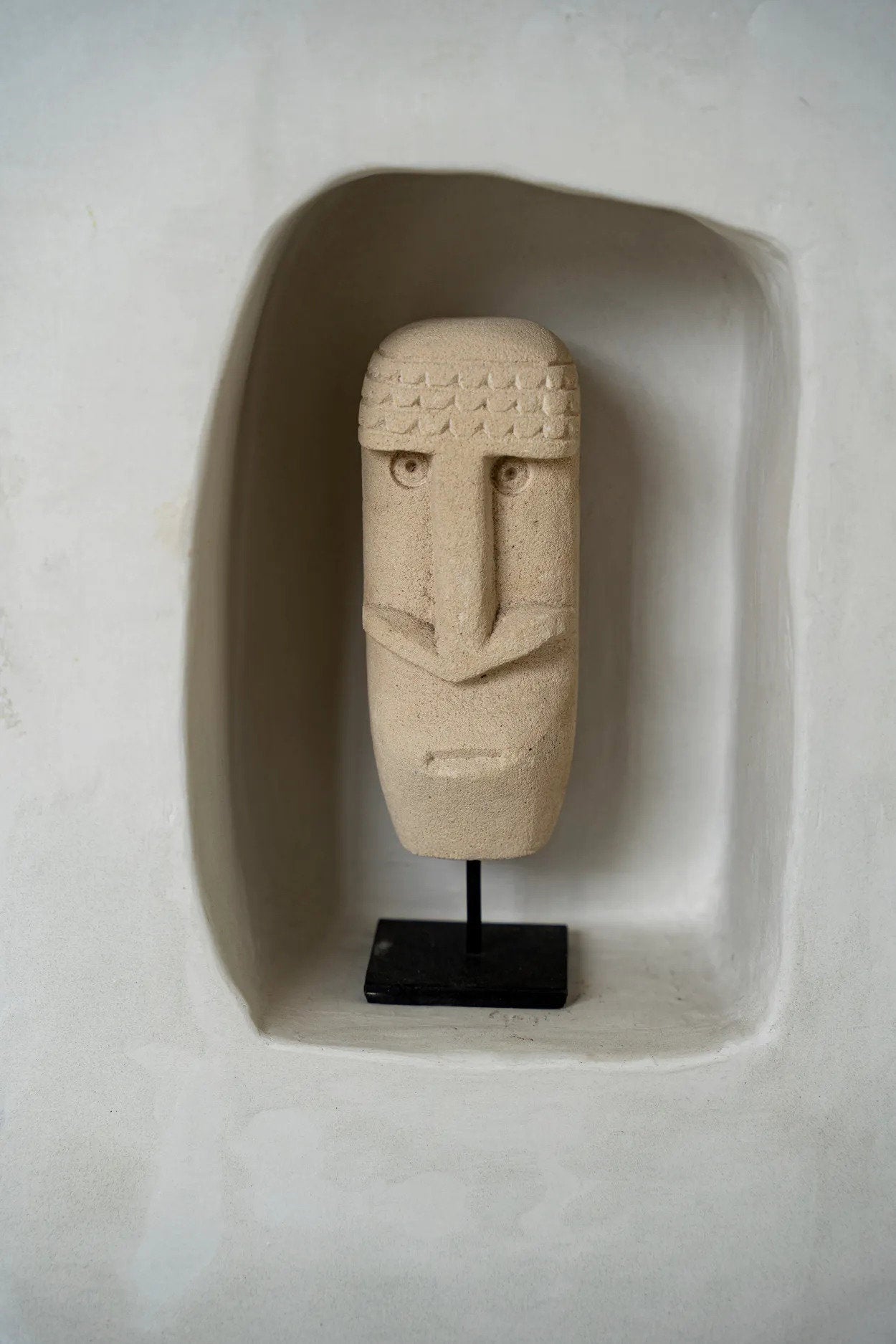 La piedra Sumba n.º 21 sobre pedestal