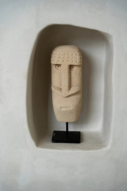La piedra Sumba n.º 21 sobre pedestal