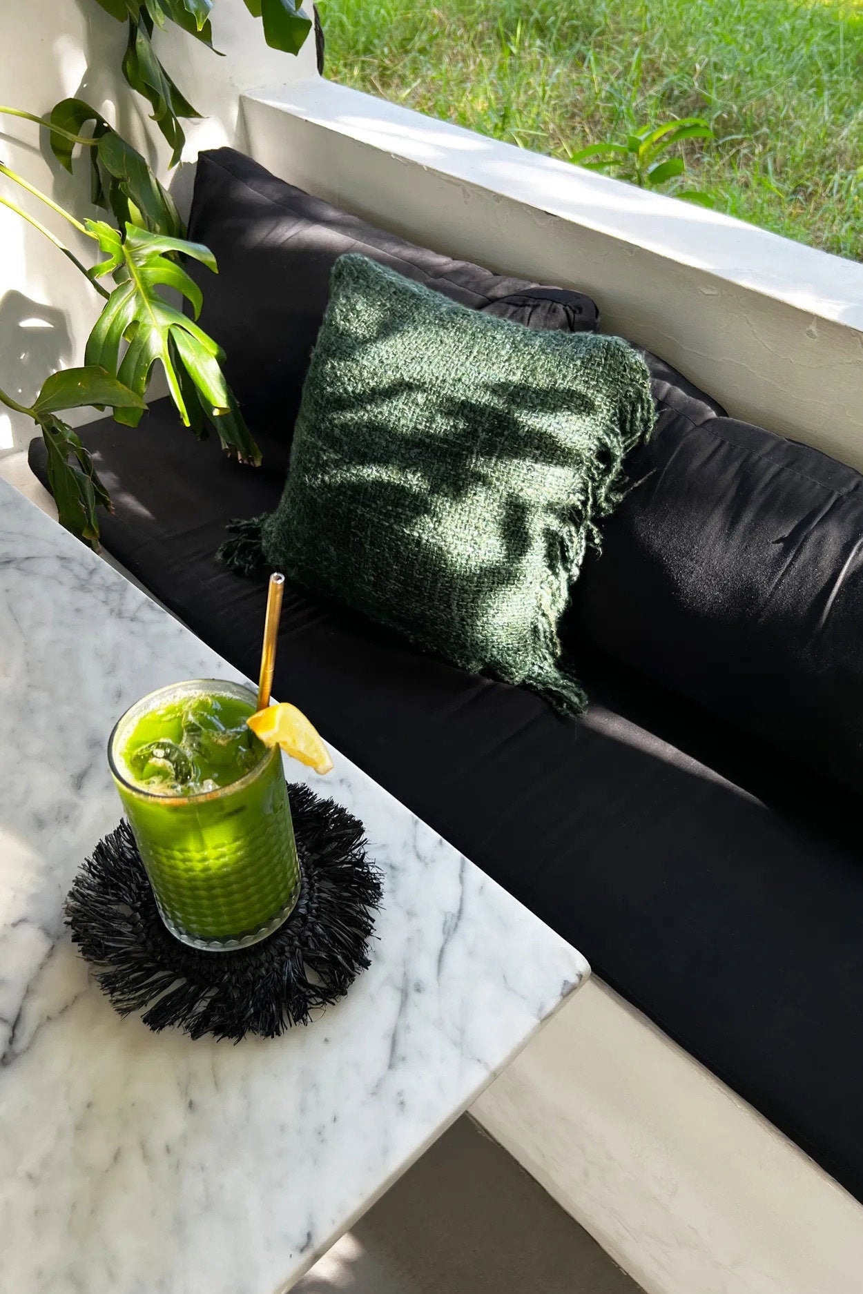Posavasos de rafia con flecos - negro