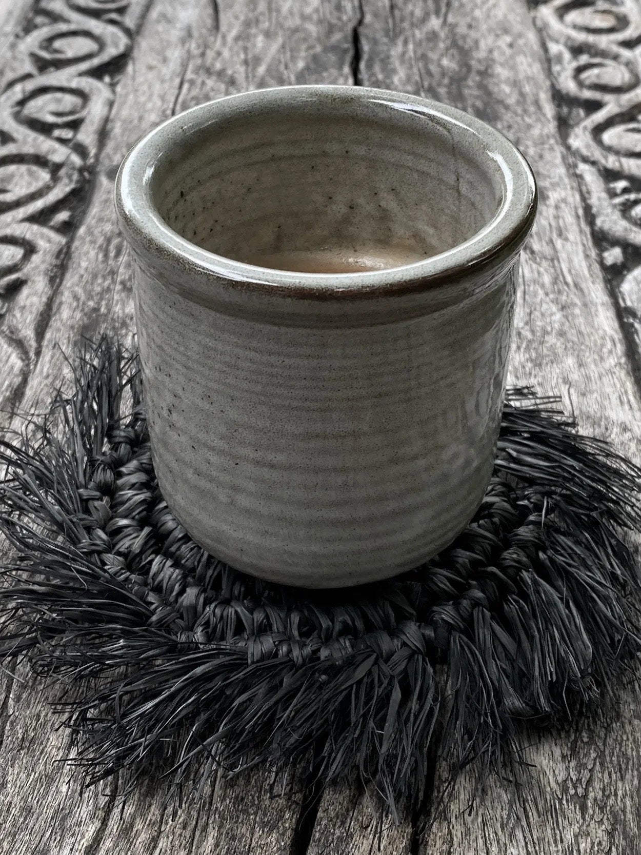 Posavasos de rafia con flecos - negro