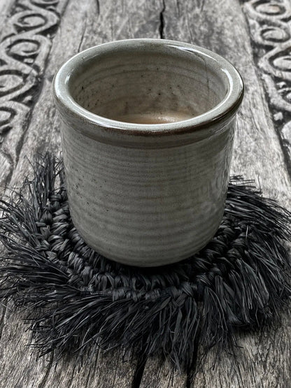 Posavasos de rafia con flecos - negro