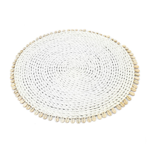 El mantel individual de hierba marina con concha - blanco