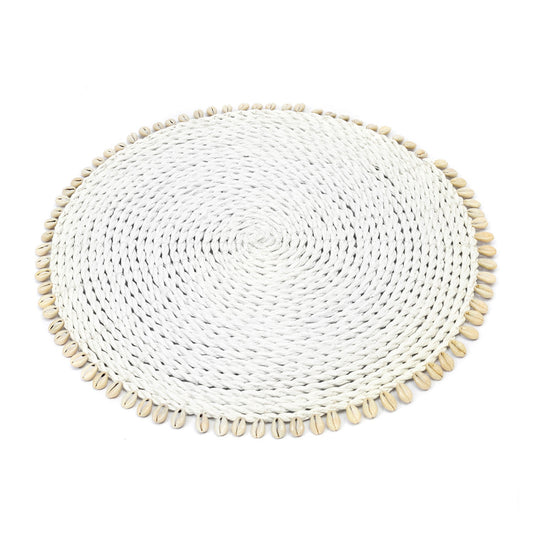 El mantel individual de hierba marina con concha - blanco