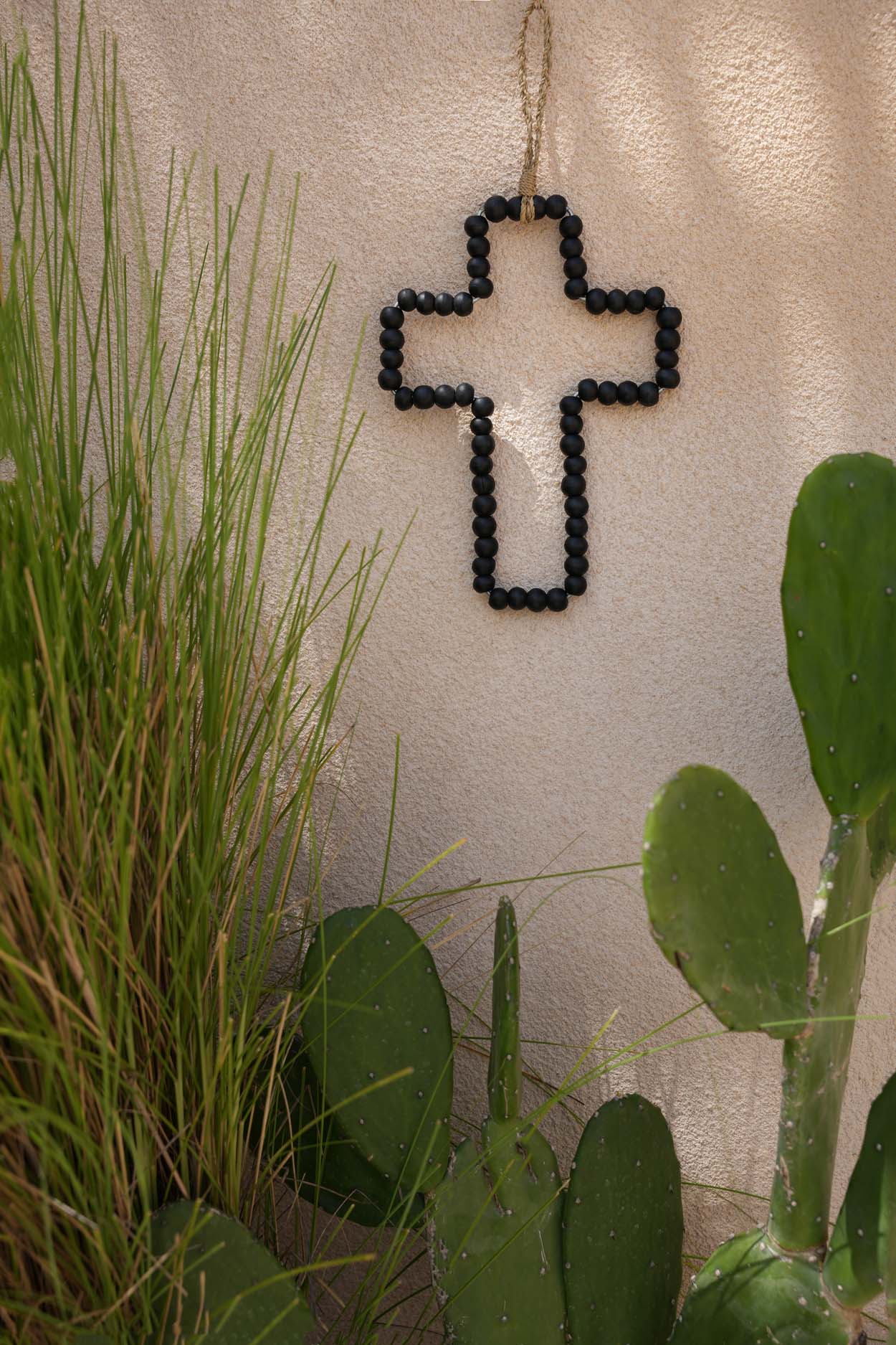 La cruz de madera - negra
