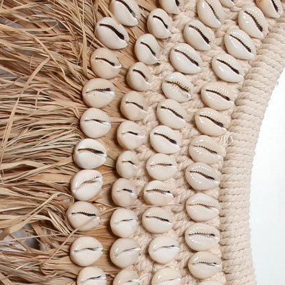 El espejo de raffia cowrie - blanco natural