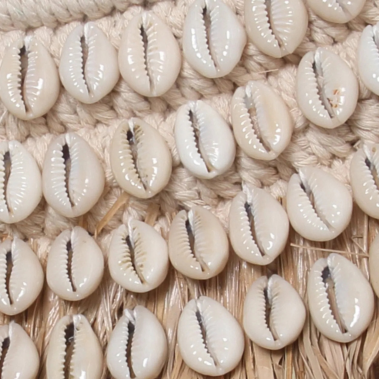 El espejo de raffia cowrie - blanco natural