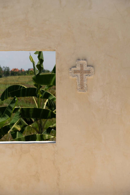 La cruz de macramé - blanca