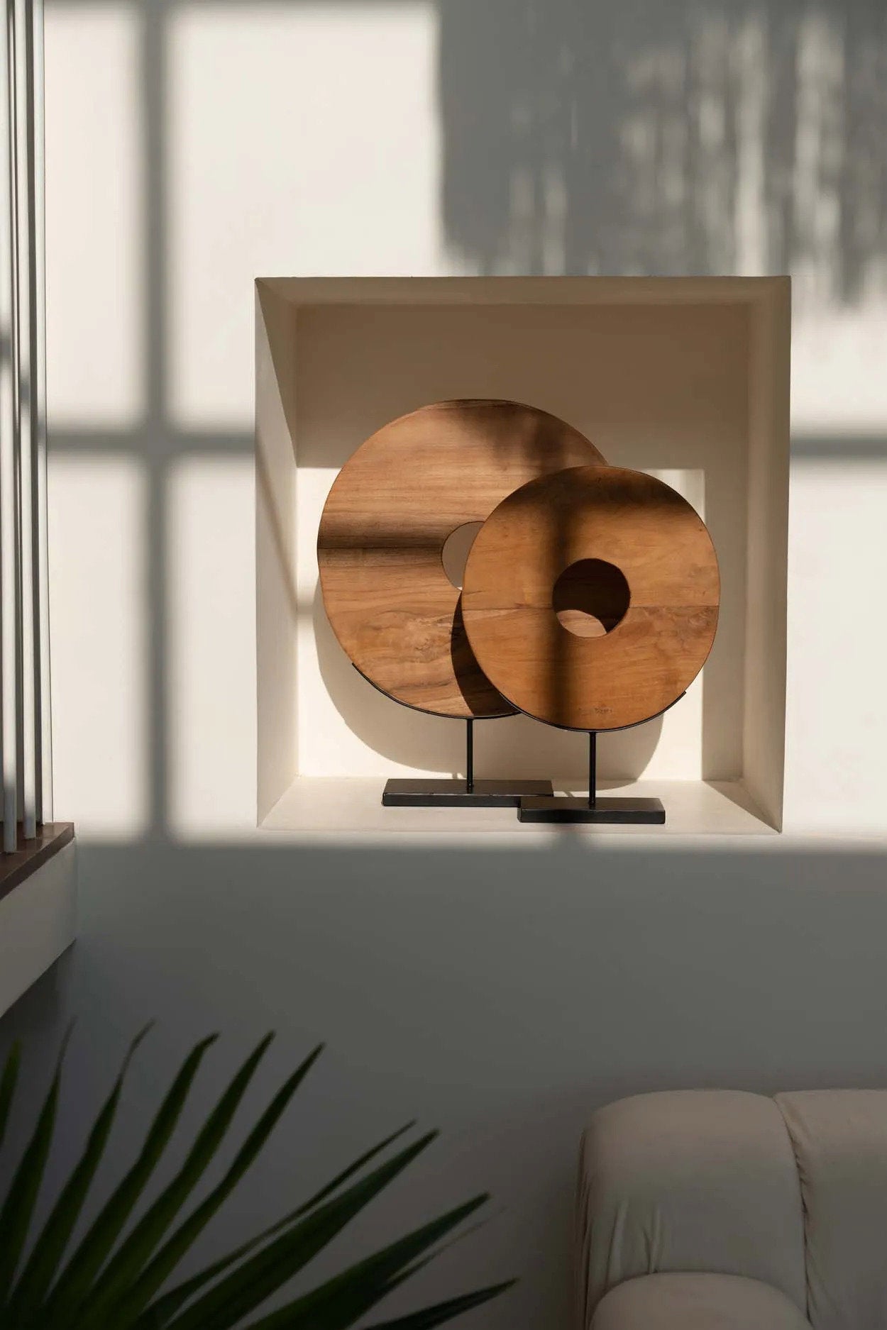 Disco de madera de teca sobre base - L