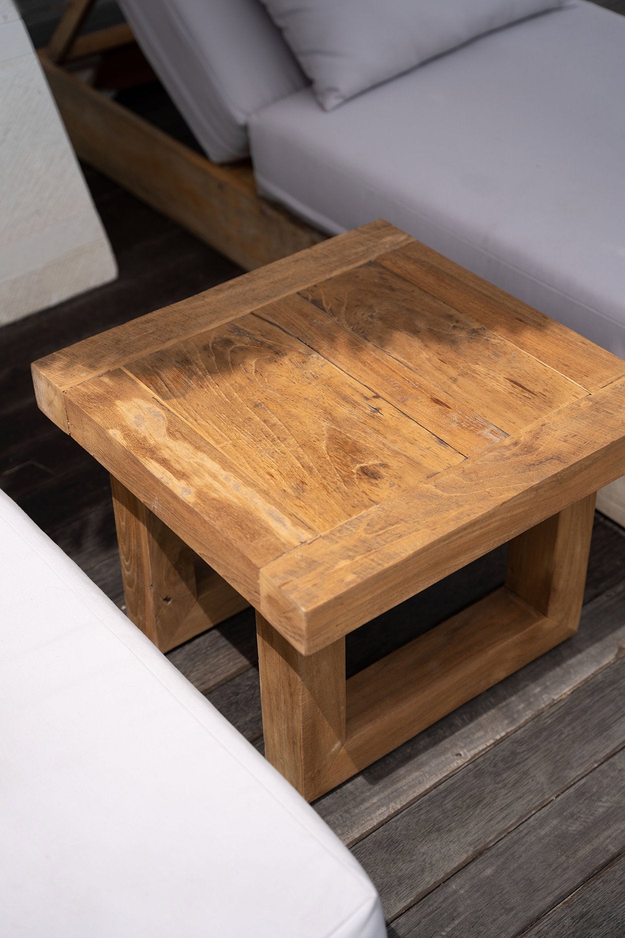 Mesa auxiliar de teca reciclada - natural