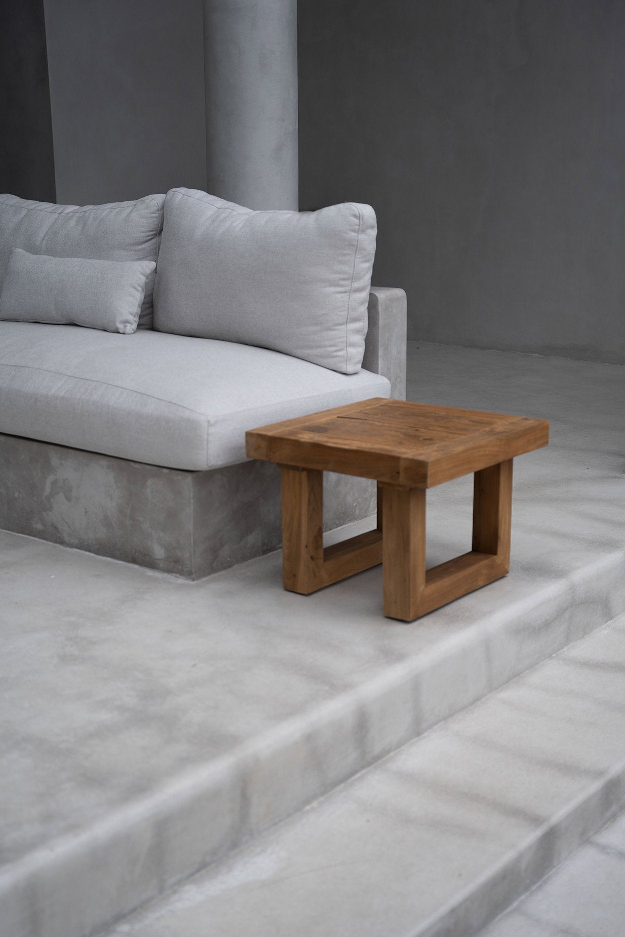 Mesa auxiliar de teca reciclada - natural