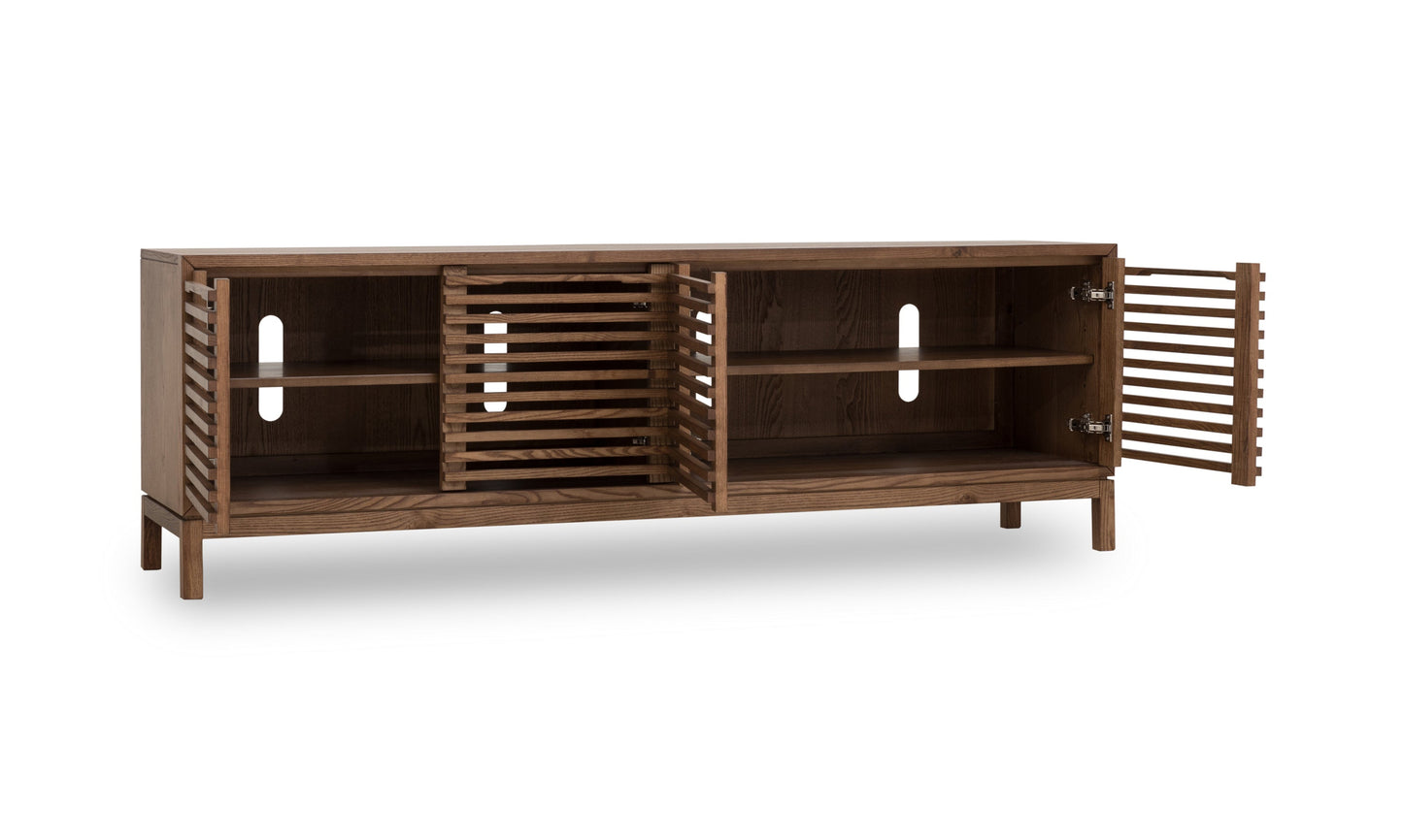 Mueble para televisor Tanner de madera de fresno de cuatro puertas en Roux