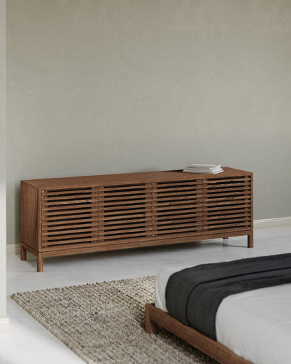 Mueble para televisor Tanner de madera de fresno de cuatro puertas en Roux