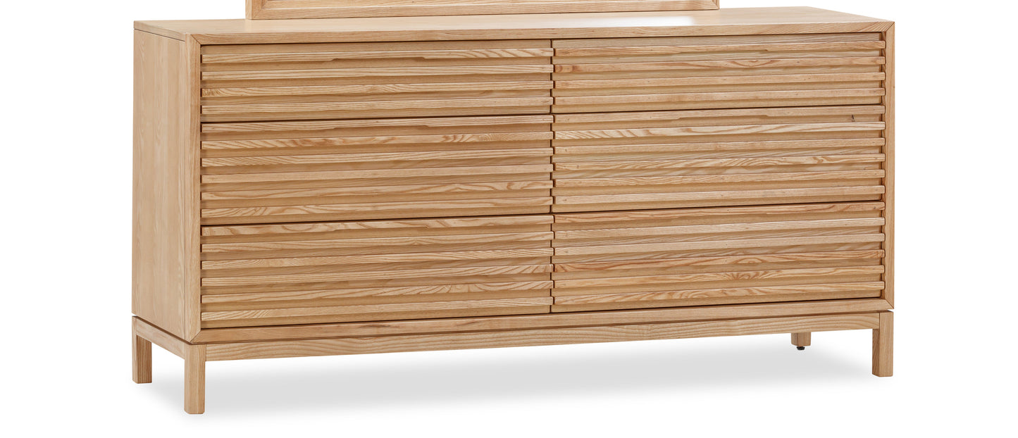 Cómoda Tanner de madera de fresno con seis cajones en color lino