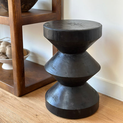 Mesa auxiliar de teca Forma Rizo negra