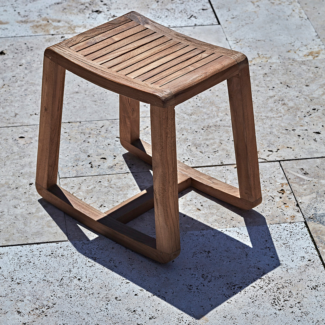 Taburete balancín de teca - 49x36x45 cm